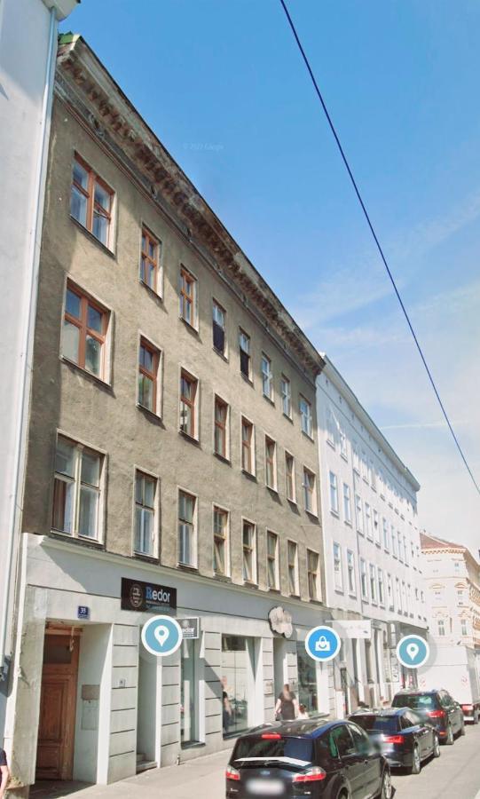 Apartment Cozy Market-square Retreat Located In The Heart Of The 10th District Vienna